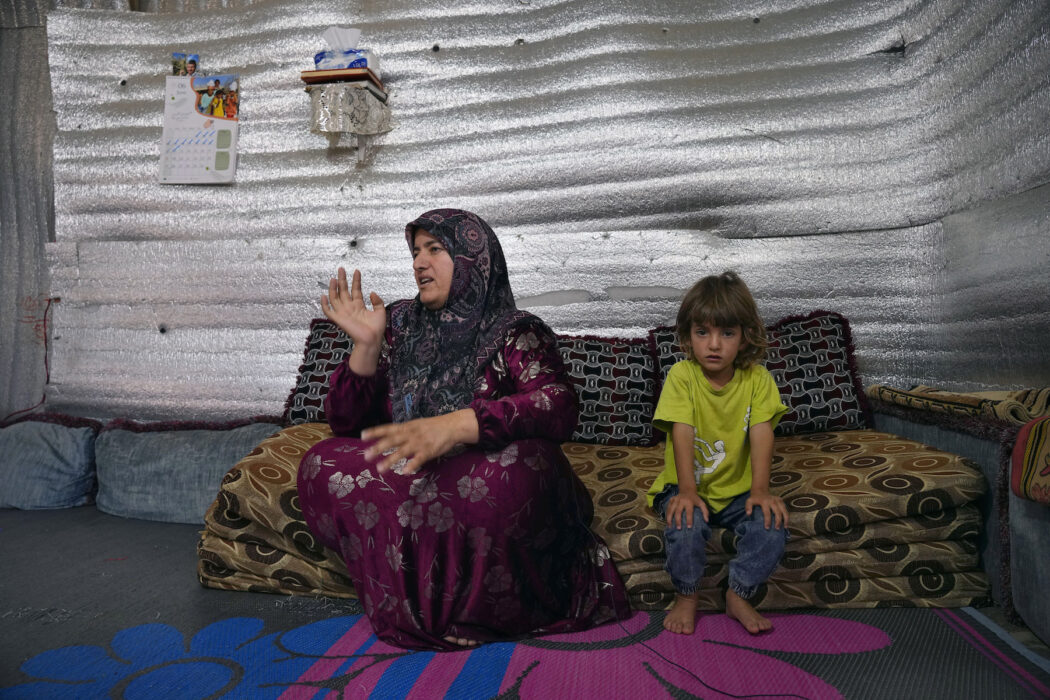 5,7 miljoner personer befinner sig i närliggande länder, på flykt från Syrien.