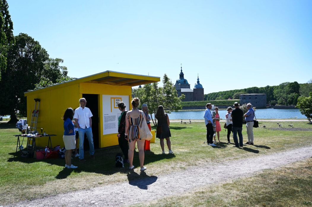 I Konstkiosken som går att besöka i Kalmar under sommaren kan besökare se exempel på hur parken där de står skulle kunna se ut om Grönlandsisen smälte.