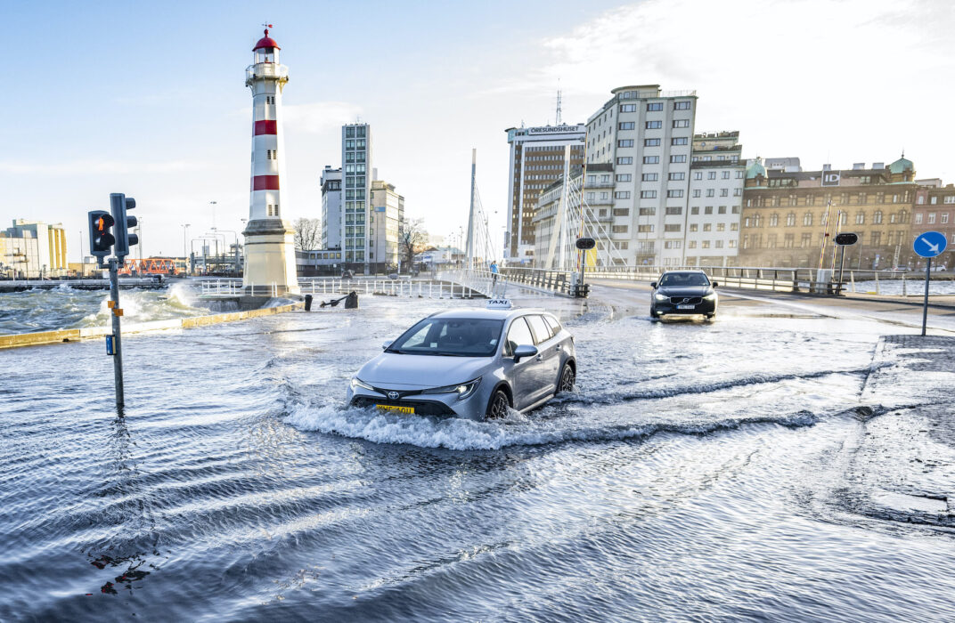 Översvämning kan påverka viktig infrastruktur som kraftverk, elsystem, vatten- och avloppssystem, järnväg, vägar och hamnar.