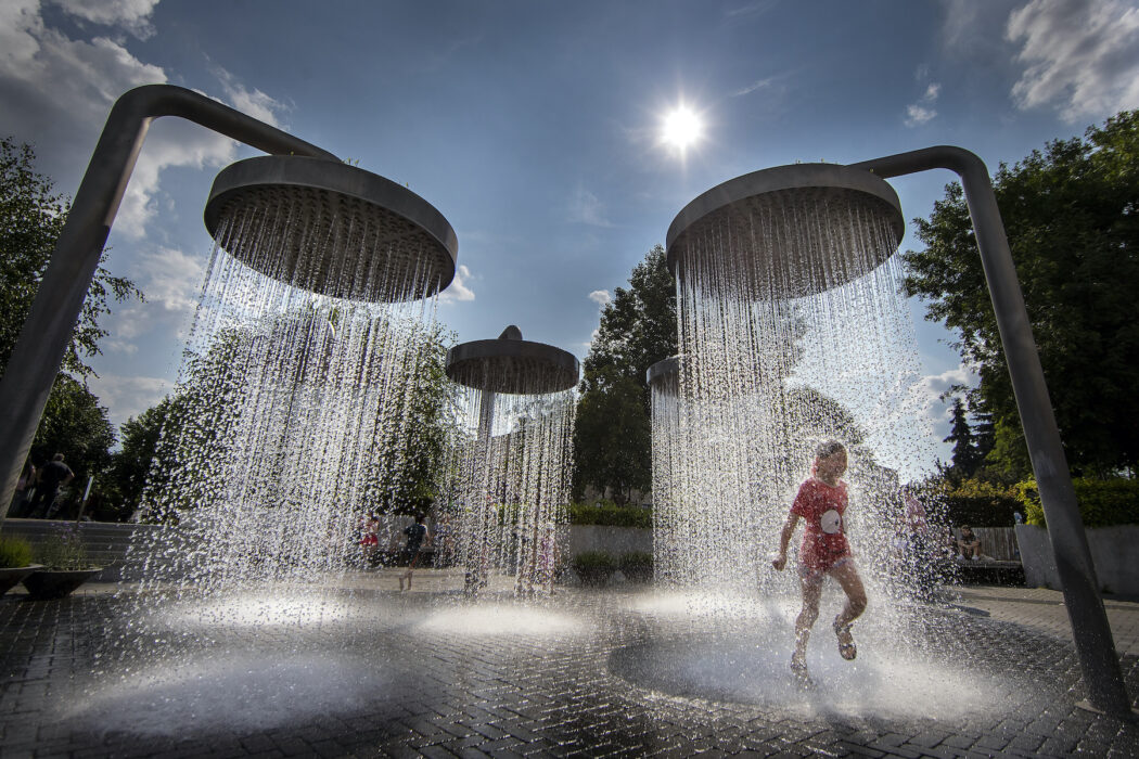 Ett barn svalkar sig i Litauens huvudstad Vilnius när temperaturen passerat 30 grader en junidag 2023.