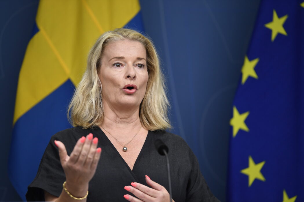 Skolminister Lotta Edholm (L) presenterar nya direktiv till utredningen om vinst i skolan.