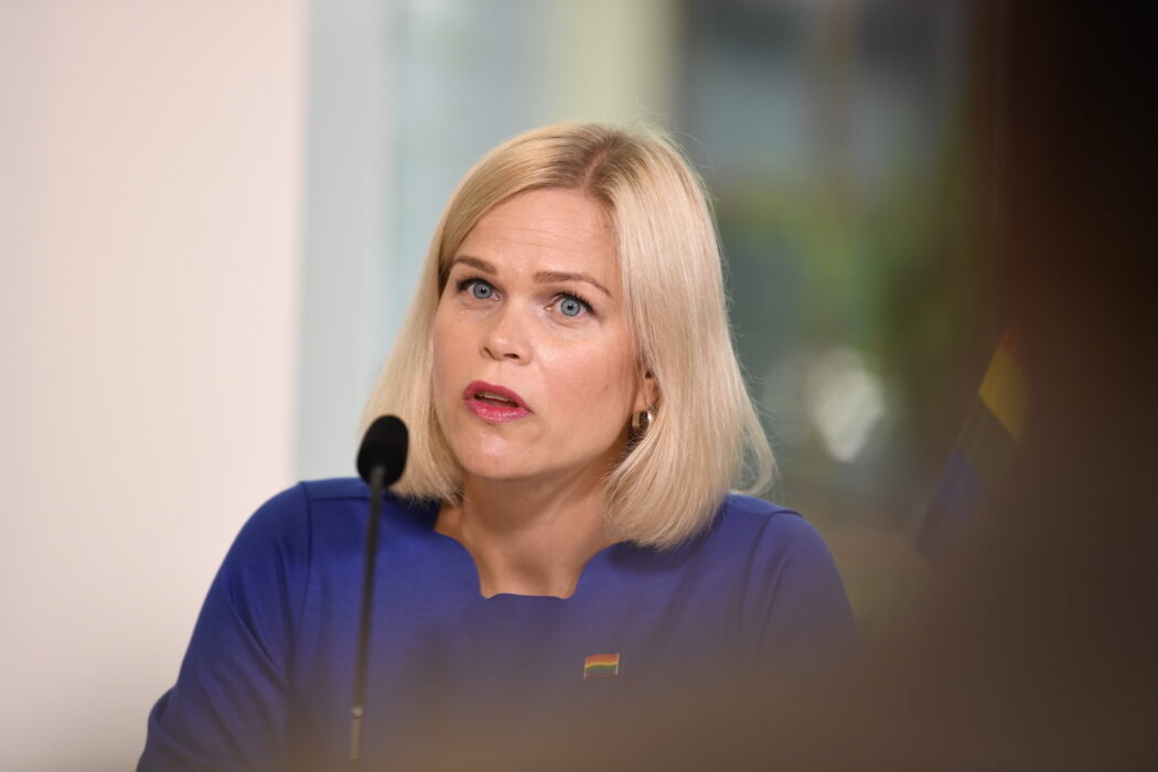 En utredning ska ta fram förslag på en ny tioårsplan för att bekämpa allt könsrelaterat våld, meddelar jämställdhetsminister Paulina Brandberg (L).