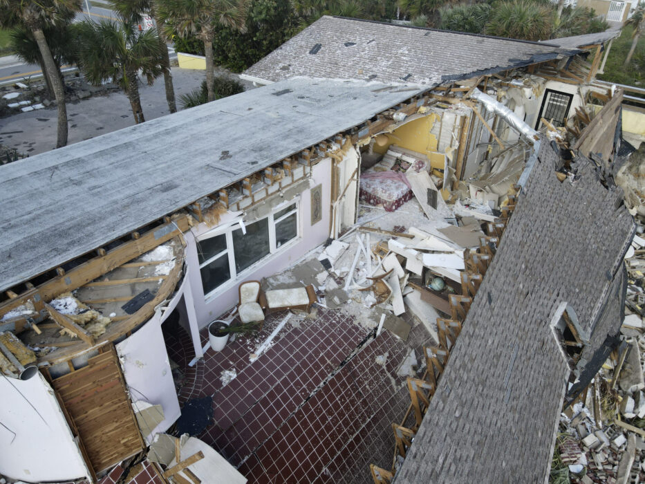 Ett hus som halvt kollapsat i Florida efter att orkanen Nicole drog förbi i november.