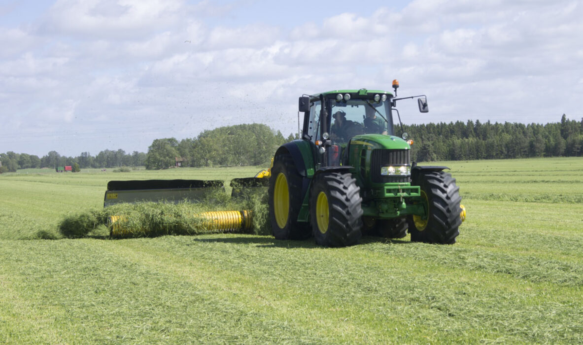 Skörd av vallfoder i ekologisk produktion.