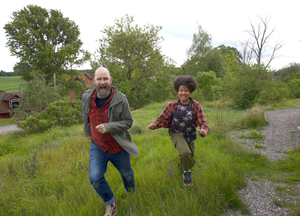"Om jag lär min dotter om att man stoppar ner en potatis så kommer det åtta potatisar, hur påverkar det henne om 30 eller 50 år?", undrar Mattias Olsson, här med dottern Juni som också medverkar i filmen.
