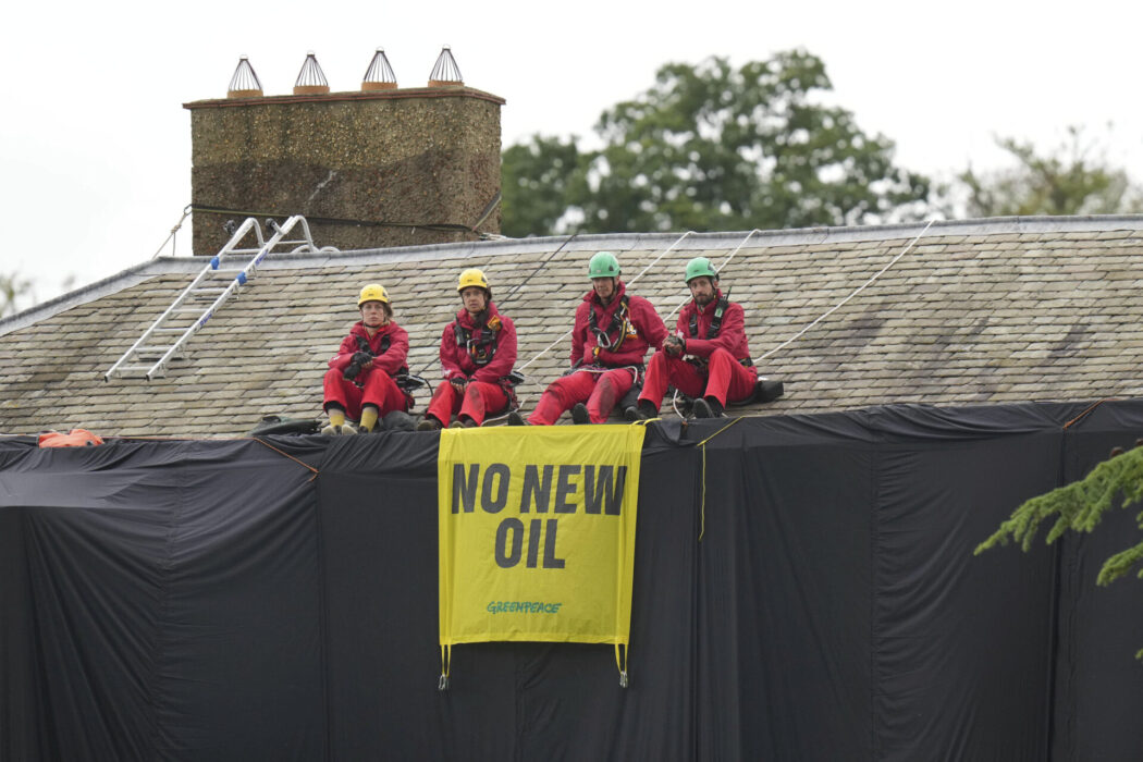 Den brittiske premiärministern Rishi Sunaks hem har täckts av 200 meter svart tyg – i protest mot regeringens energipolitik.