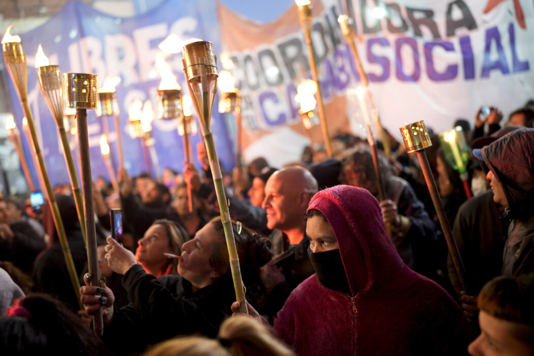 Protester för högre lön och politik som bekämpar inflationen i Argentina, som överstigit 100 procent på ett års tid.