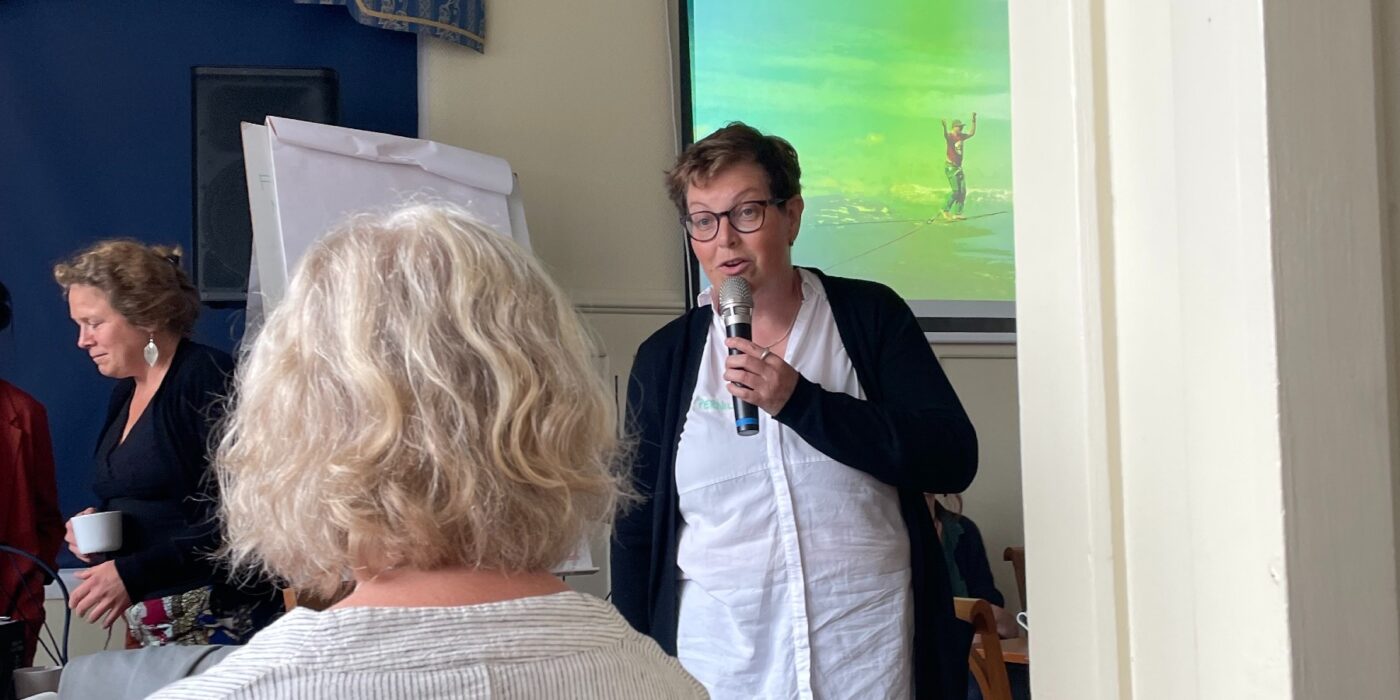 Pernilla Fogelqvist betonar vikten av resiliens under en workshop om Omställningsnätverkets historia och arbetssätt.