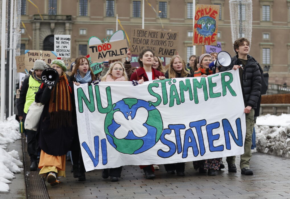 Den ungdomsledda organisationen Aurora demonstrerar i samband med att de lämnar in sin stämningsansökan mot staten, 25 november 2022.