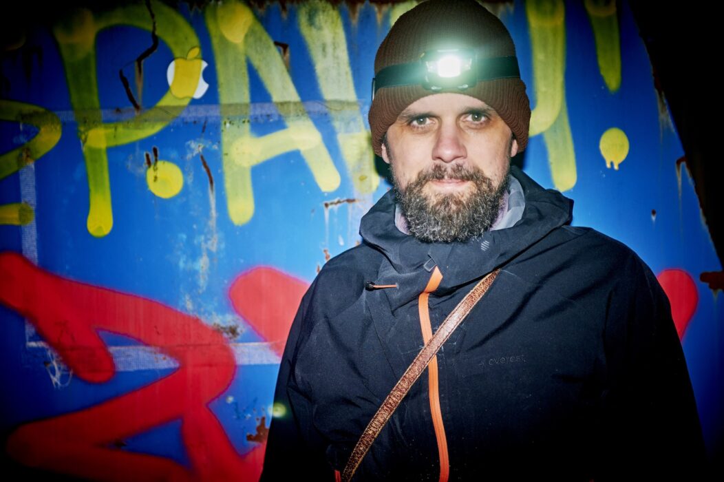 Pannlampan är ett måste på en dumpstringstur enligt Andreas Jakobsson, som till 95 procent livnär sig på andras sopor.