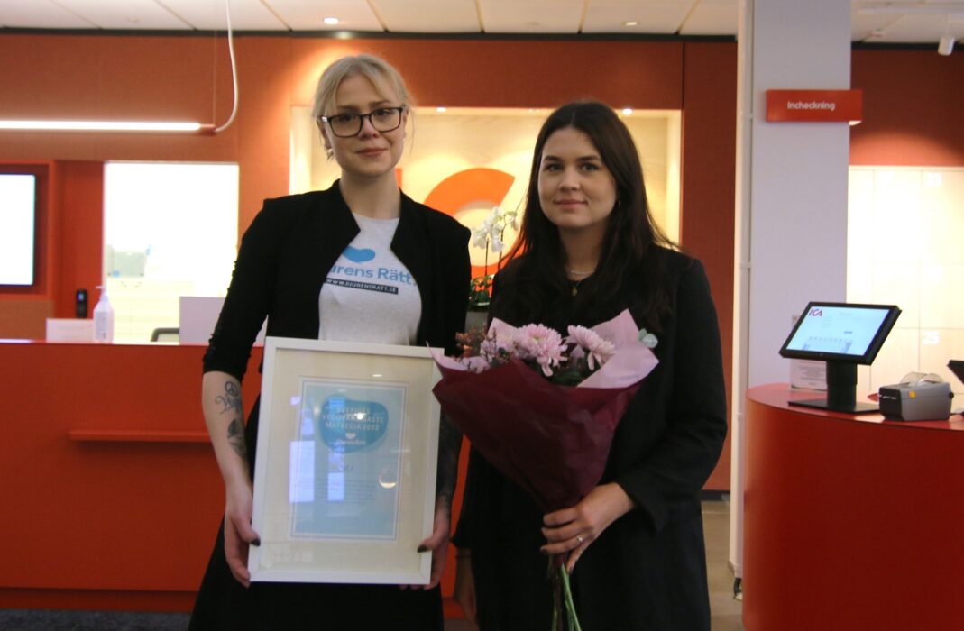 ”Att erbjuda ett brett och stabilt sortiment i samtliga butiker gör det lättare för konsumenter att göra djurvänligare val och skapa en hållbar framtid”, säger Tina Hogevik från Djurens rätt (t v), här med Amanda Ivarsson Lundgren, kategorichef Vego för ICA Sverige.