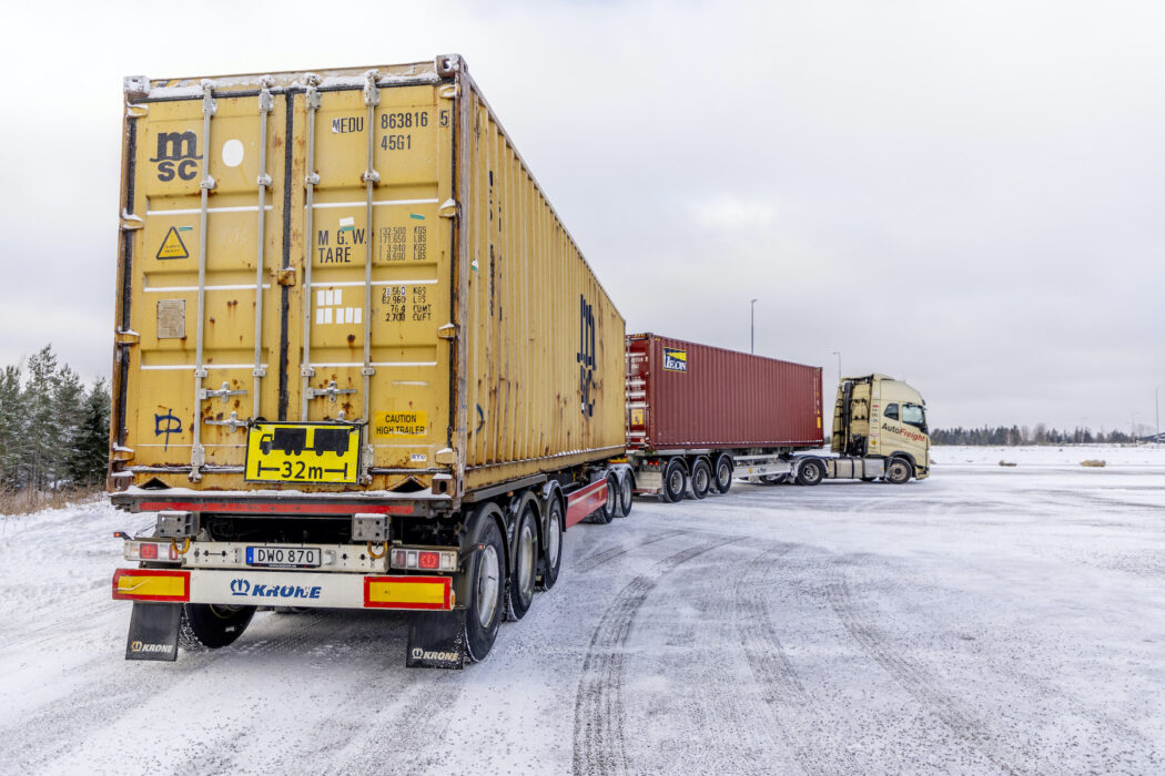 Från 1 december blir det tillåtet med upp till 34,5 meter långa lastbilar på svenska vägar.