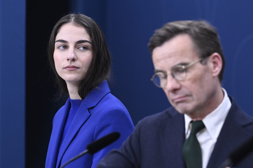 Miljö- och klimatminister Romina Pourmokhtari (L) och statsminister Ulf Kristersson (M) håller presskonferens om klimathandlingsplanen.
