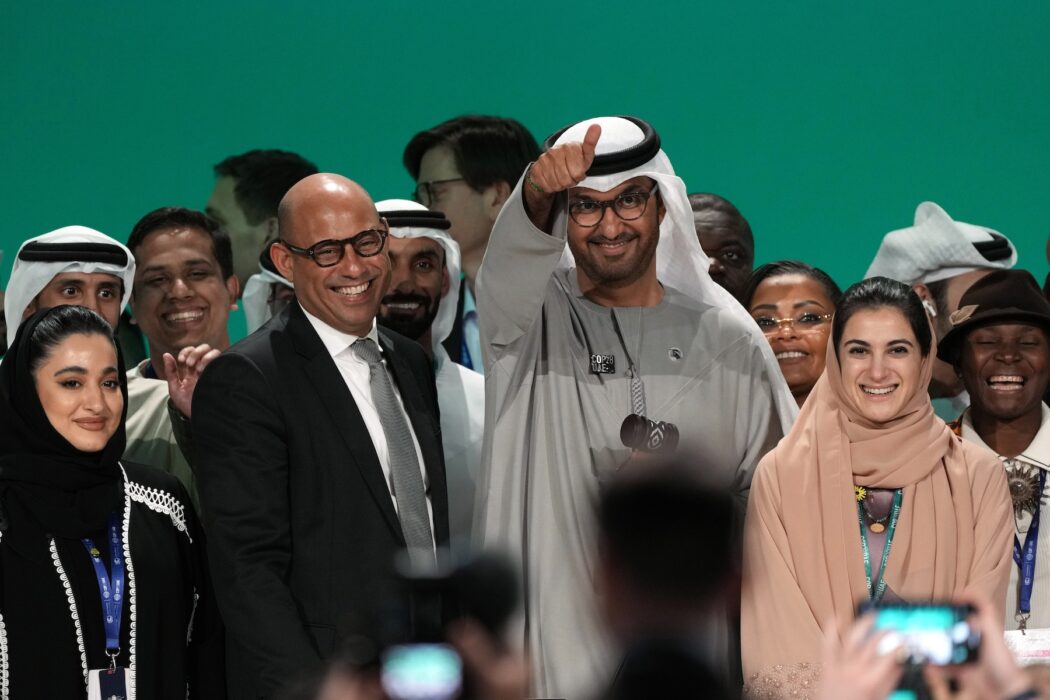 FN:s klimatchef Simon Stiell och mötets ordförande Sultan al-Jaber på Cop 28 efter att avtalet klubbats igenom.