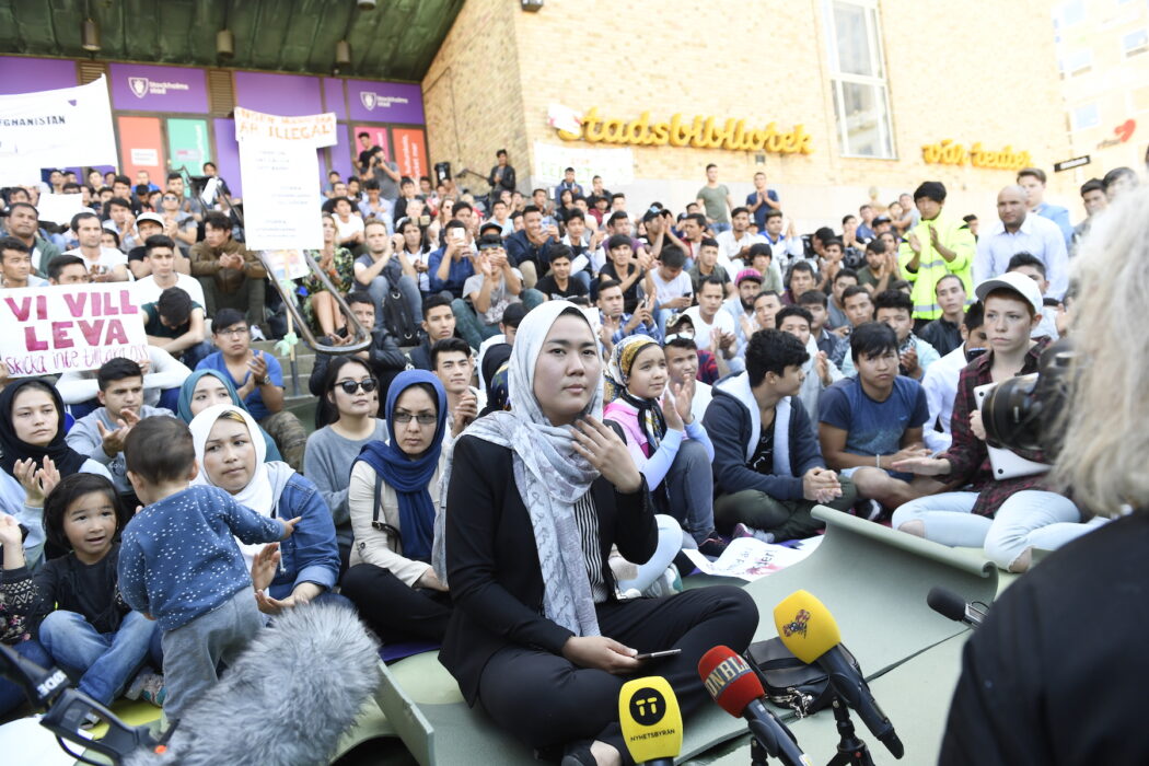  Ensamkommande asylsökande manifesterar på Medborgarplatsen för att stoppa utvisningarna till Afghanistan.