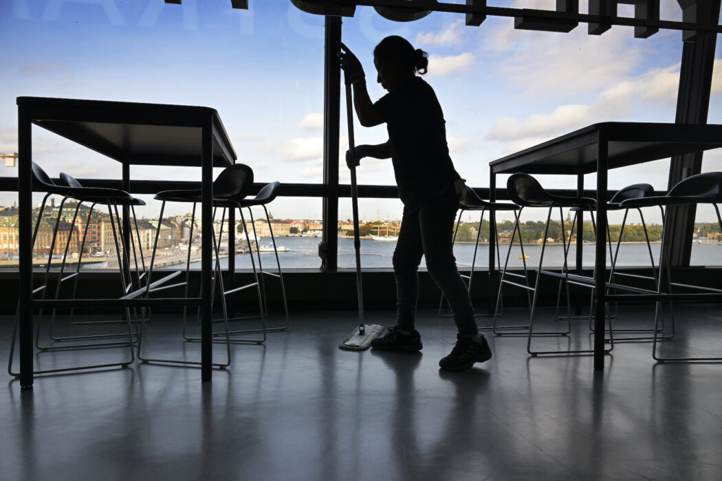 Bland Kommunals anställda finns yrkesgrupper som lokalvårdare, busschaufförer, undersköterskor och personliga assistenter.