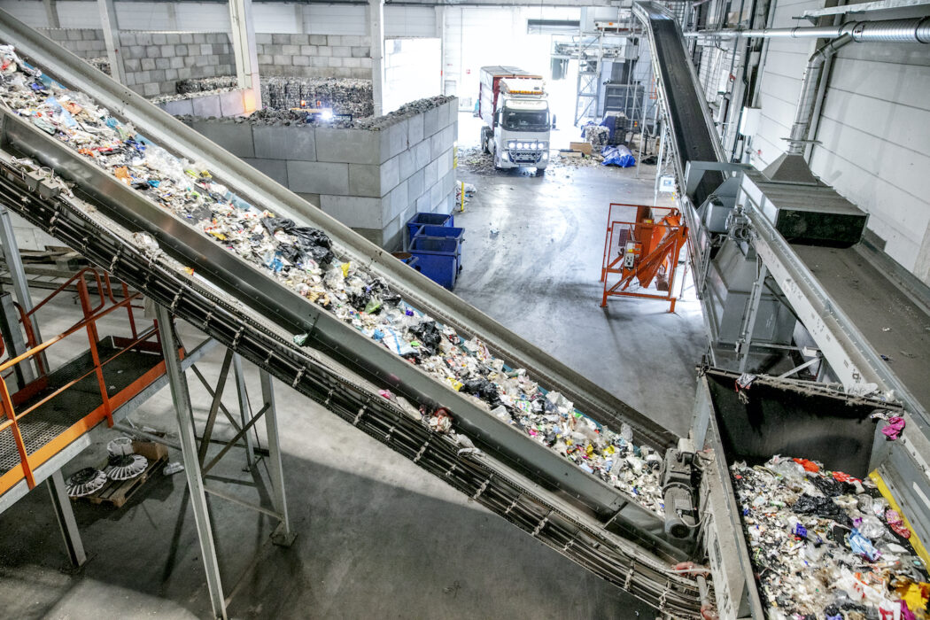 Svensk Plaståtervinning i Motala återvinner plastförpackningar sedan 2019.