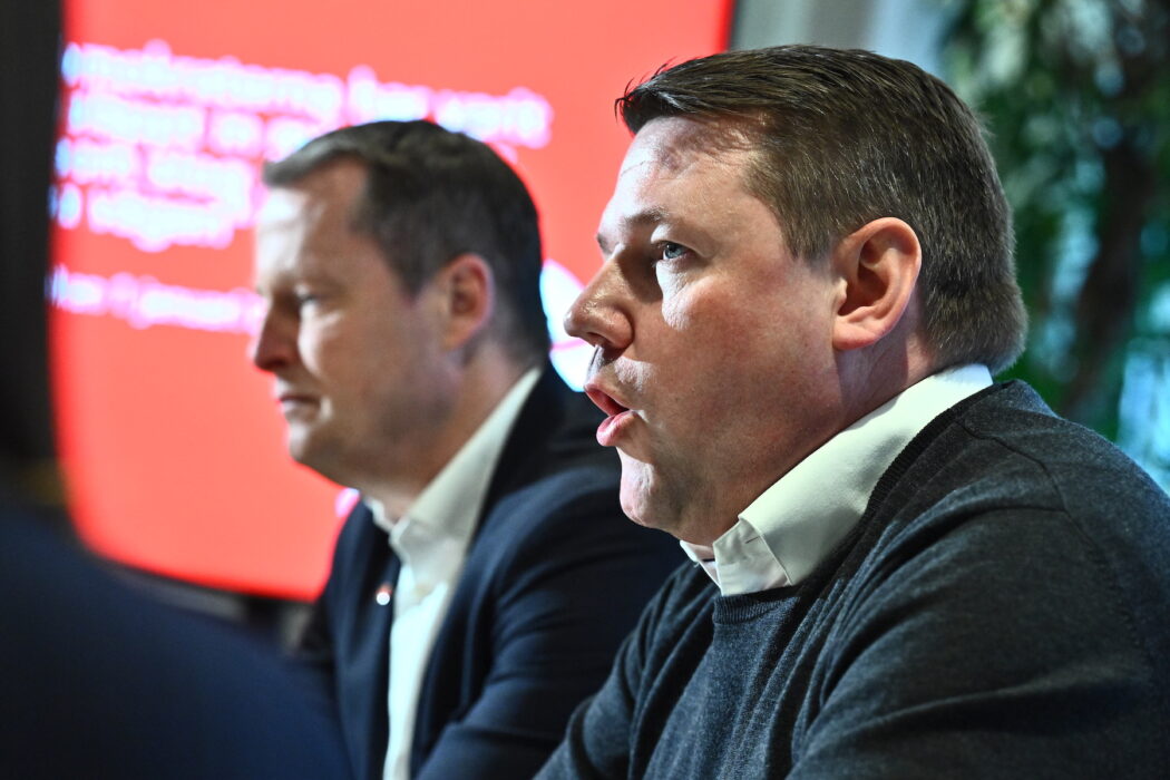 Anders Ygeman, migrationspolitisk talesperson, och Tobias Baudin, S partisekreterare beskyller Moderaterna för dagens segregation.