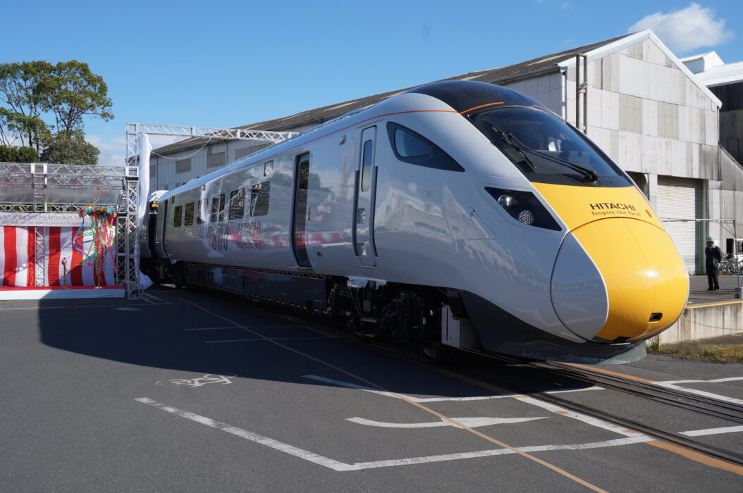 Först ut med social produktdeklaration är ett tåg från Hitachi rail.
