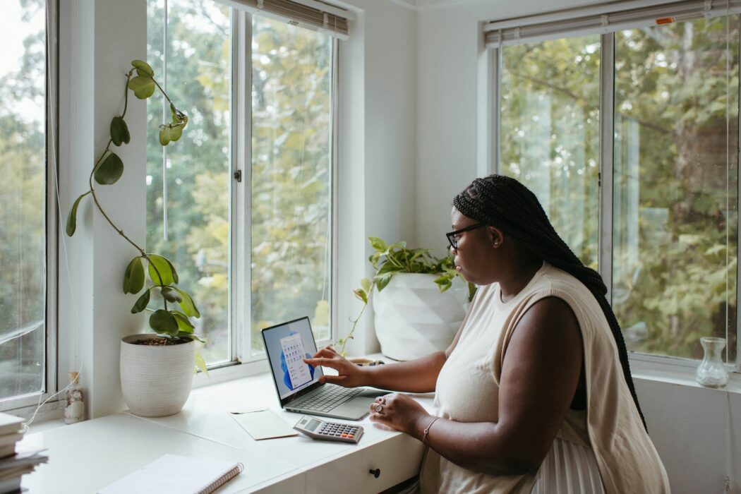 Samarbete och produktivitet har försämrats av att kontorsanställda jobbar mer hemifrån, enligt en ny studie.