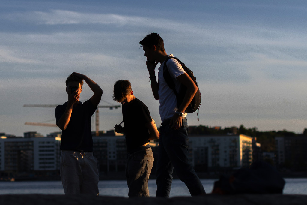 Ungdomar ser allt mer dystert på framtiden, visar Ungdomsbarometerns nya rapport.