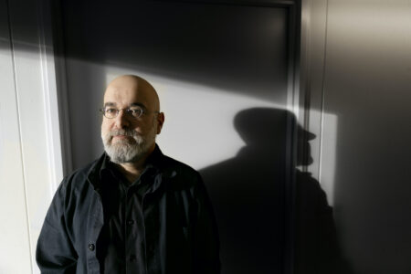 Porträtt av Felipe Estrada Dörner i halvfigur, med tydligt avtecknad skugga.