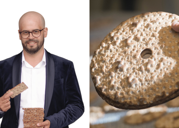 Syrisksvenske författaren Ali Alabdallah i svart kvaj, håller i ett knäckebröd. Till höger ett runt knäckebröd.