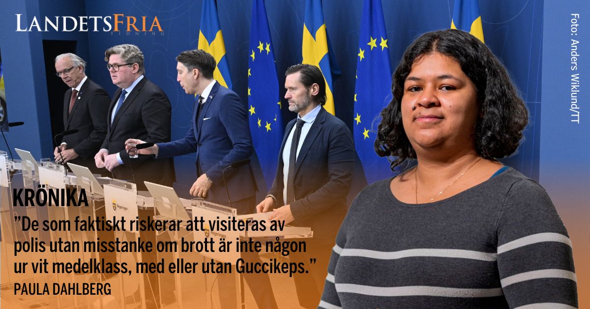 Porträttbild av krönikören med en presskonferens i bakgrunden. Torsten Elofsson (KD), rättspolitisk talesperson, justitieminister Gunnar Strömmer (M), Richard Jomshof (SD), ordförande i justitieutskottet och Martin Melin (L), talesperson i polisfrågor står på rad framför svenska flaggor.