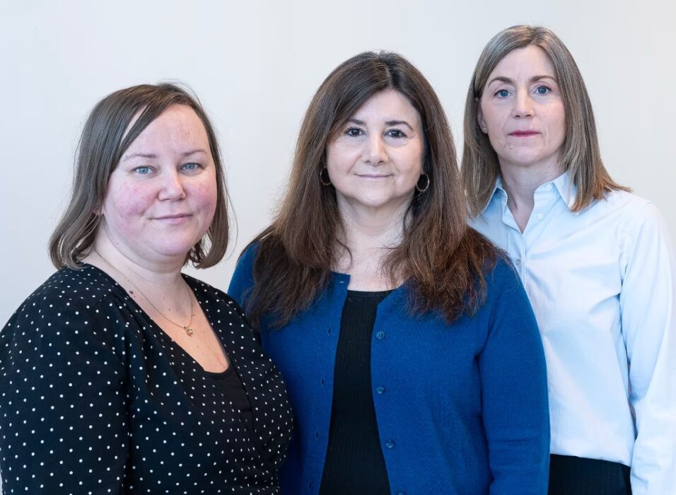 Malin Eneslätt, forskare i omvårdnad, Tiziana Sardiello, forskare i arbetsvetenskap och projektledare och Anna Jansson, forskare i arbetsvetenskap.