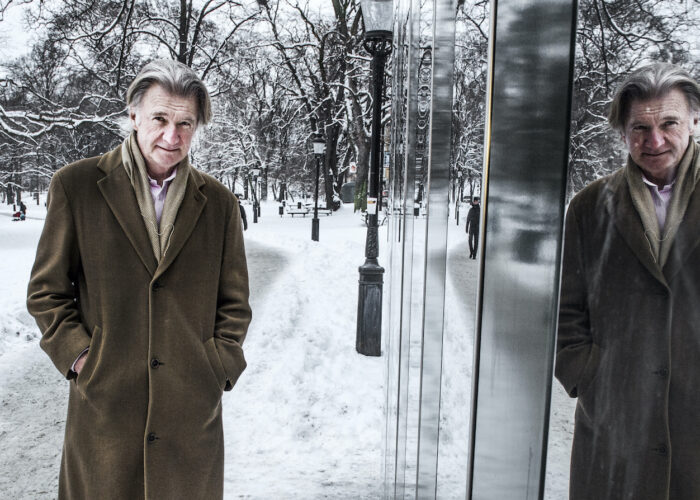 Anders Wijkman på en gångväg i ett vintrigt Humlegården, Stockholm.