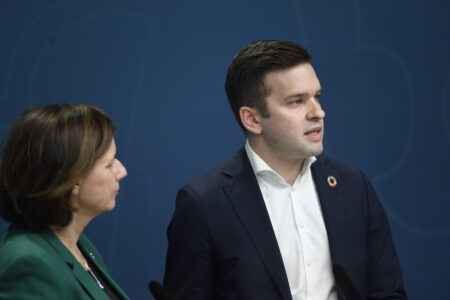 Gabriel Wikström i halvfigur tillsammans med Isabella Lövin.
