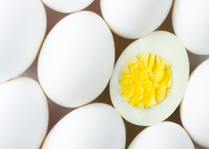 Ägg i närbild varav ett är uppskuret så hårdkokt gula syns.