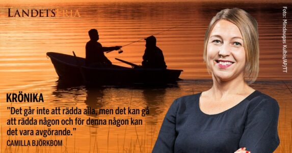 Fiskare med spö i en eka i vatten färgat orange av solnedgången. I förgrunden krönikör Camilla Björkbom.