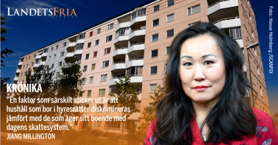Jiang Millington med stort hyreshus i bakgrunden: hushåll som bor i hyresrätter diskrimineras jämfört med de som äger sitt boende med dagens skattesystem.