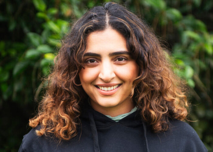 Shaaza Ebrahim i svart tröja.
