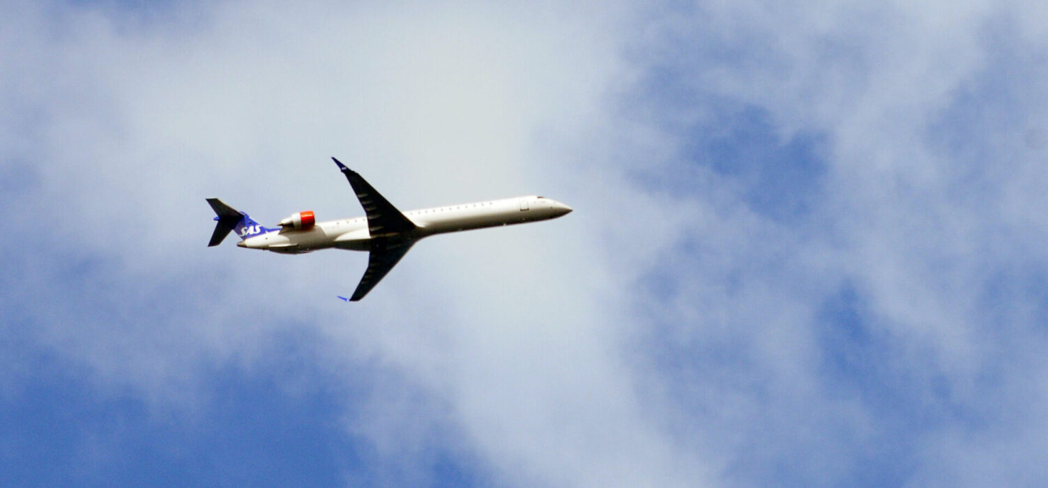 Ett flygplan mot blå himmel.