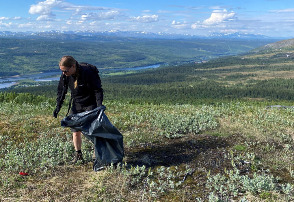 Skräpplockare i fjällen.