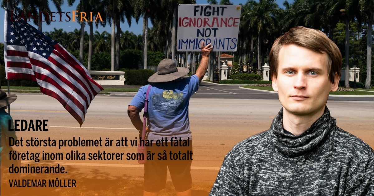 Person hålle rupp skylt som det står Fight ignorance, not immigrants på. Skribenten i förgrunden.