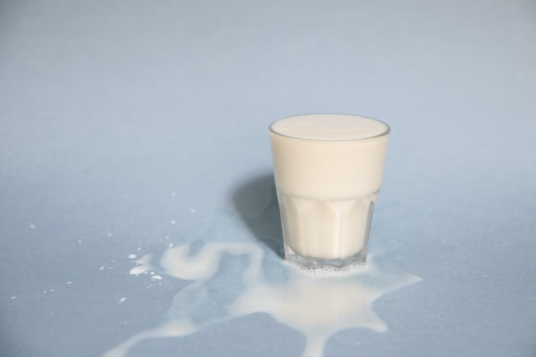 Ett glas med havremjölk.