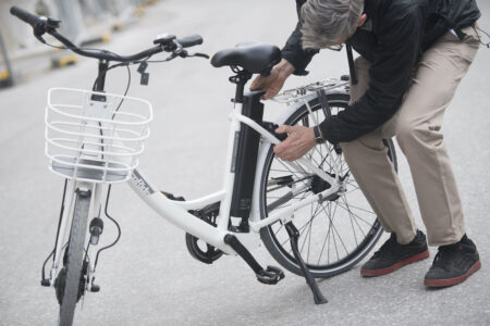 man med elcykel