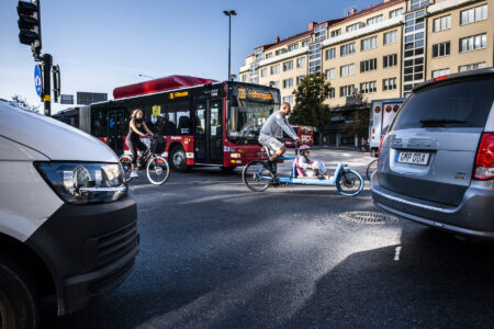 Cykling på trafikerad gata.