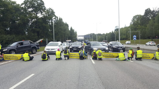 Aktivister blockerar trafiken