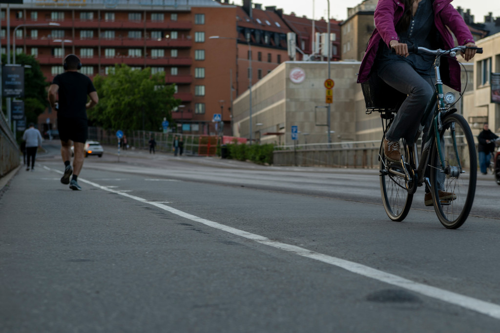 Cykel i förgrund, joggare i bakgrund.