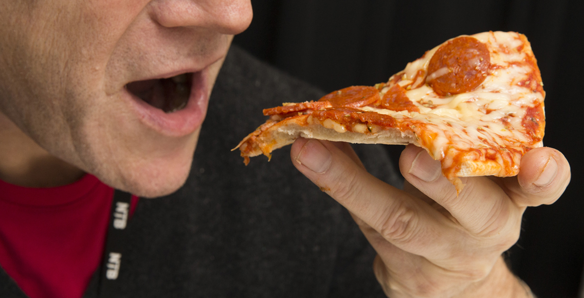 Man äter pizza