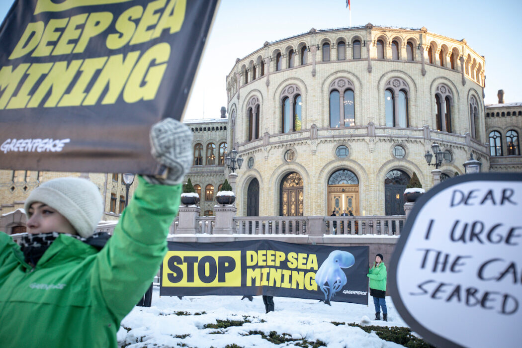 Beslutet att skjuta upp all djuphavsgruvdrift i norska vatten kommer efter efter påtryckningar från miljörörelsen.