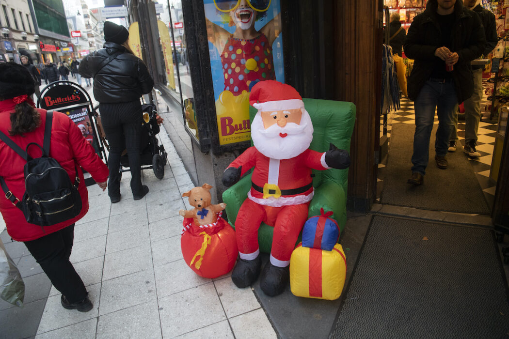 En uppblåsbar tomte försöker locka folk att handla i den rekordstora julhandeln, men det går att fira jul utan köphets.